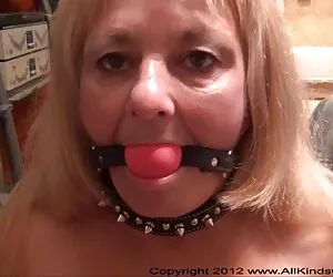 Orang Jepang Selingkuh dengan download video seks jepang suaminya, menunjukkan vibrator padanya.